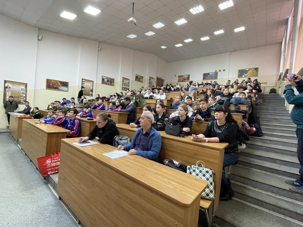 Юные спасатели Саратовской области отметили 35-летие МЧС России соревнованиями по пожарному спорту Фото 2