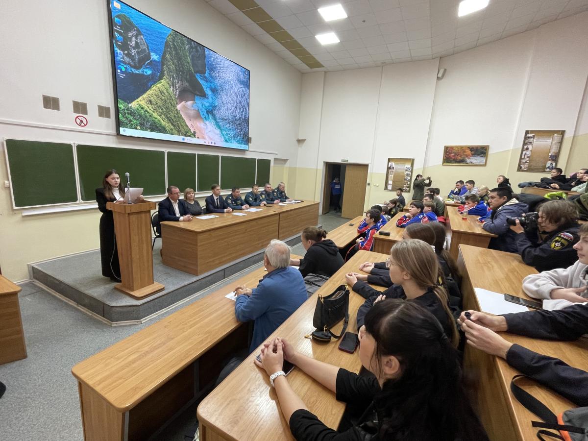 Юные спасатели Саратовской области отметили 35-летие МЧС России соревнованиями по пожарному спорту Фото 3