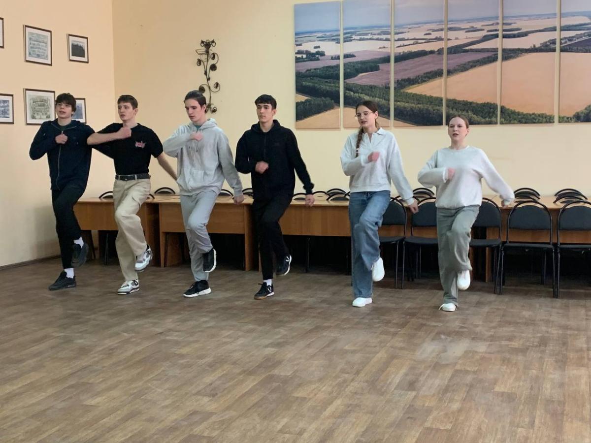 Юные спасатели Саратовской области отметили 35-летие МЧС России соревнованиями по пожарному спорту Фото 6