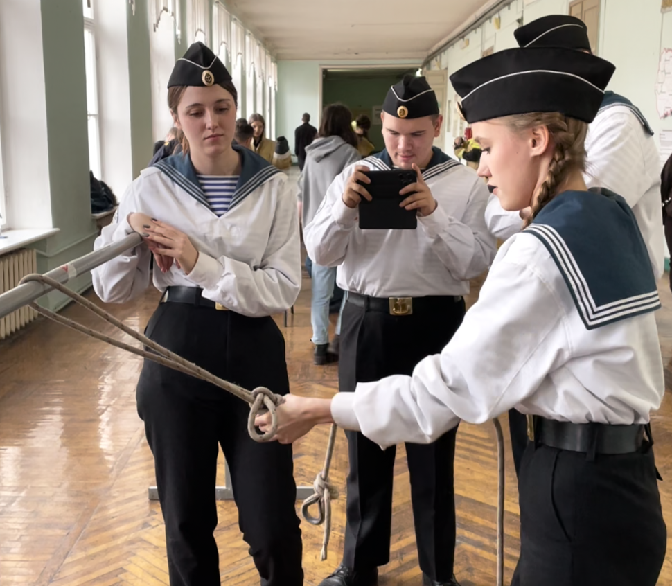 Юные спасатели Саратовской области отметили 35-летие МЧС России соревнованиями по пожарному спорту Фото 7