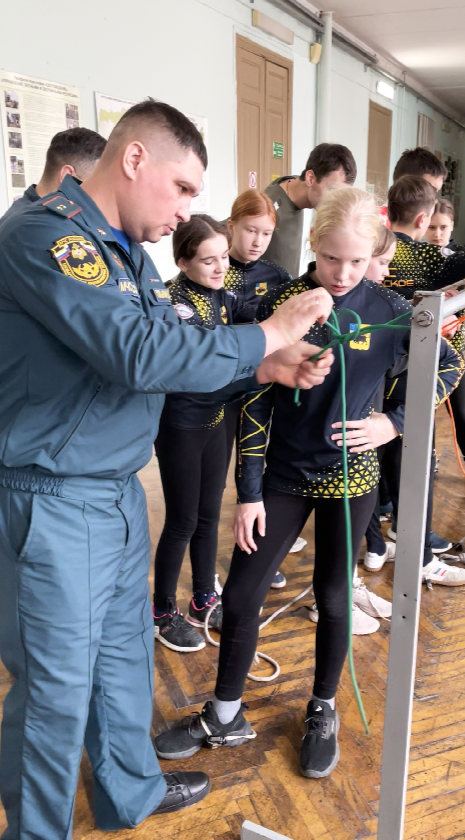 Юные спасатели Саратовской области отметили 35-летие МЧС России соревнованиями по пожарному спорту Фото 8