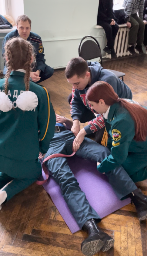 Юные спасатели Саратовской области отметили 35-летие МЧС России соревнованиями по пожарному спорту Фото 9