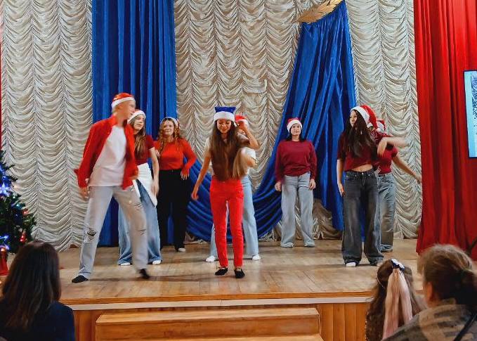 Новогодний концерт «Конкурс Дедов Морозов и Снегурочек» Фото 15