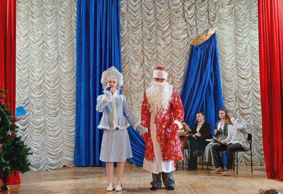 Новогодний концерт «Конкурс Дедов Морозов и Снегурочек» Фото 4