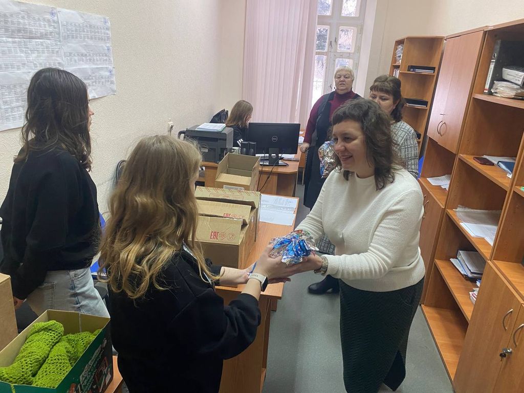 Студенты Пугачёвского филиала получили сладкие подарки Фото 3