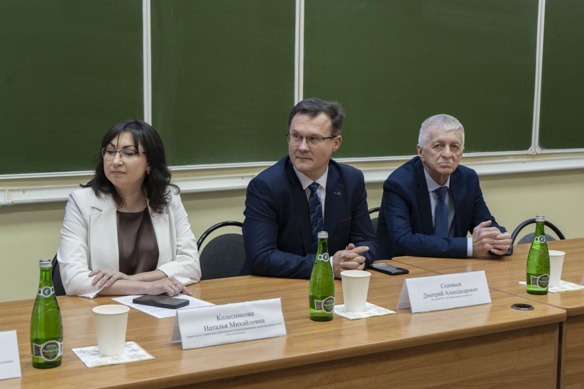 Студентов 1 курса института инженерии и робототехники посвятили в энергетики Фото 2