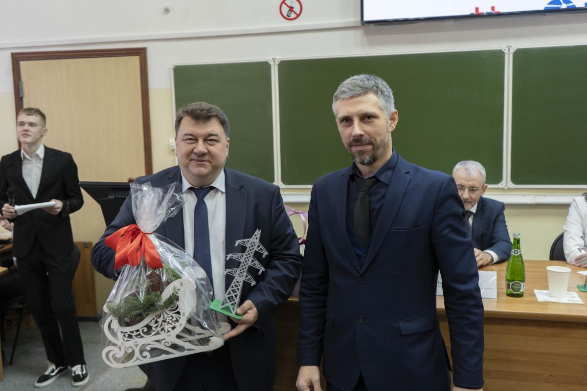 Студентов 1 курса института инженерии и робототехники посвятили в энергетики Фото 11