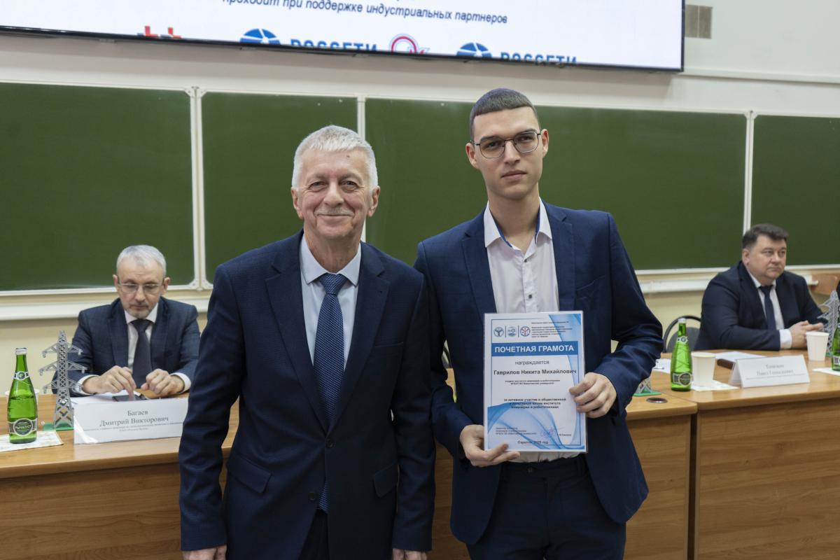 Студентов 1 курса института инженерии и робототехники посвятили в энергетики Фото 12