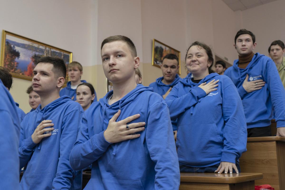 Студентов 1 курса института инженерии и робототехники посвятили в энергетики Фото 15