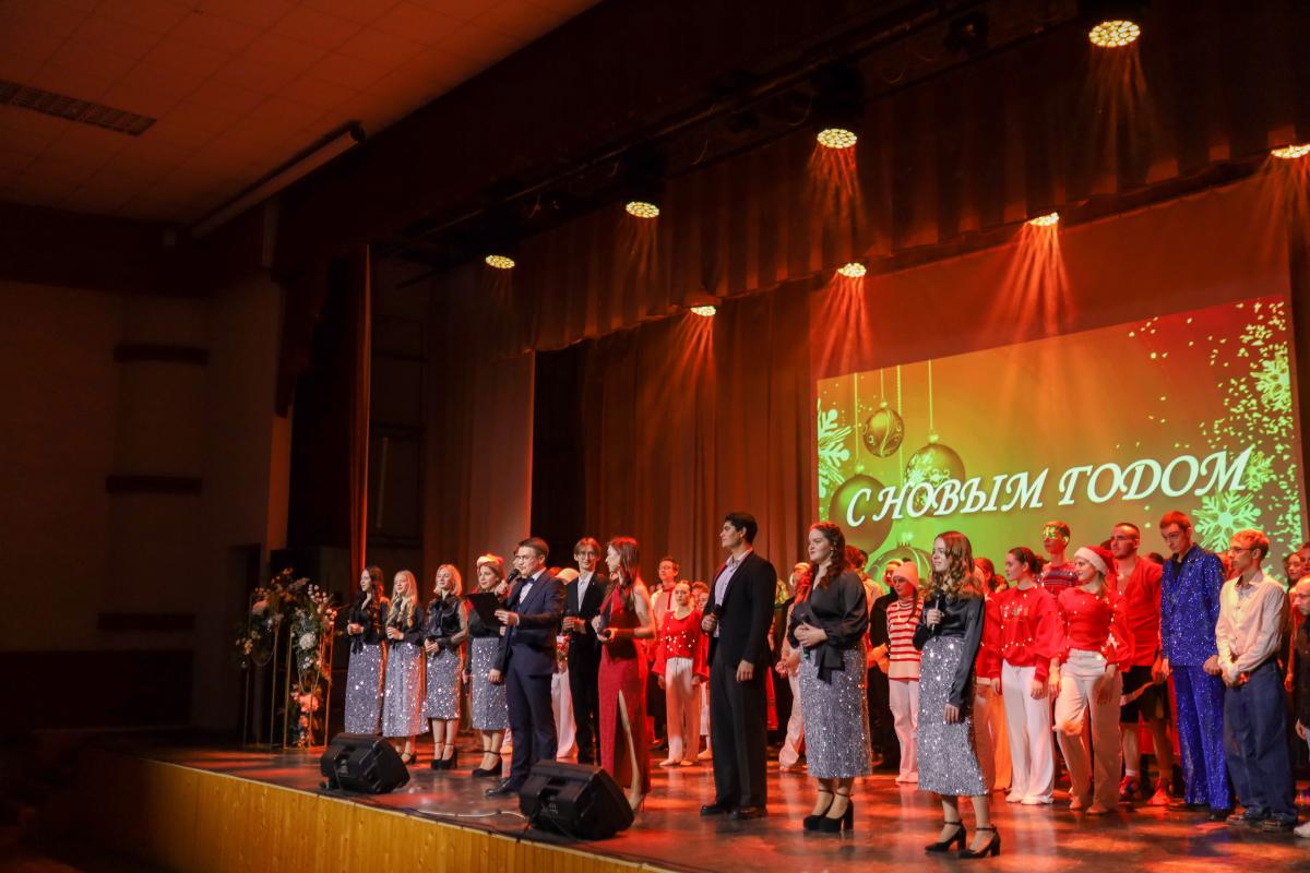 Состоялся новогодний концерт для сотрудников и студентов Фото 14