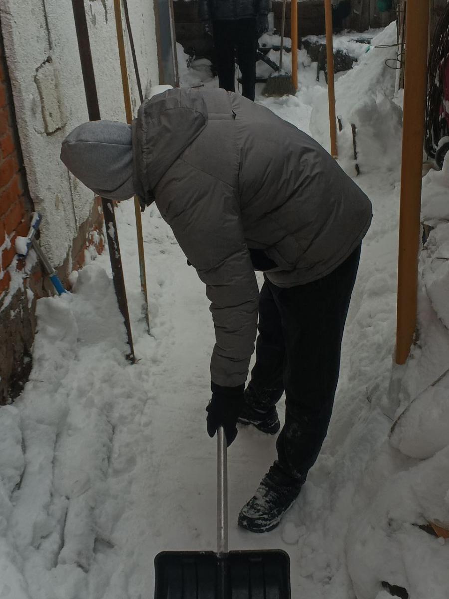 Помощь в расчистке снега для семей участников специальной военной операции. Фото 1