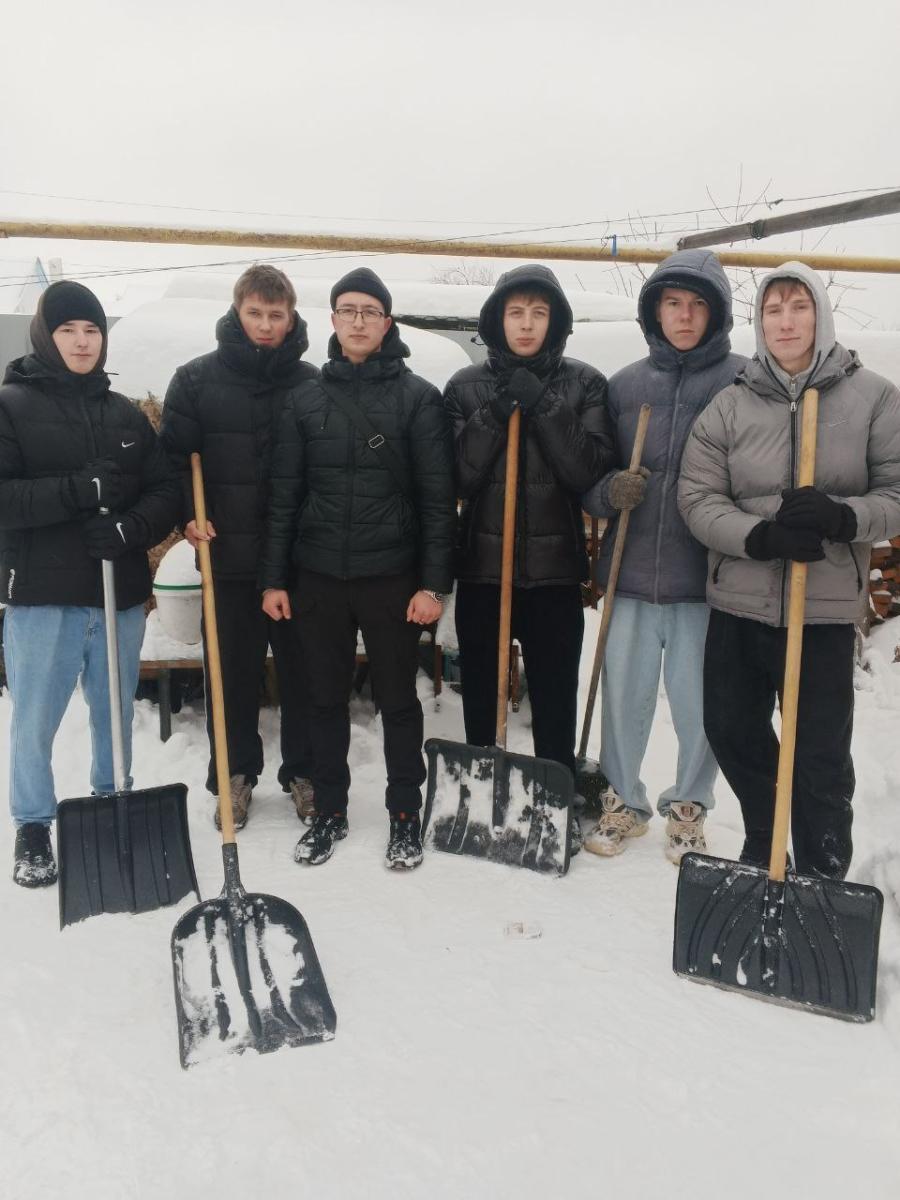 Помощь в расчистке снега для семей участников специальной военной операции.