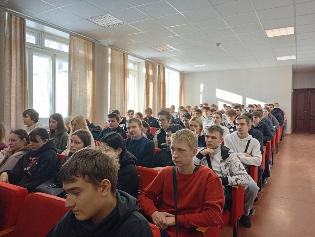 В Марксовском сельскохозяйственном техникуме прошёл Единый день профилактики правонарушений Фото 1