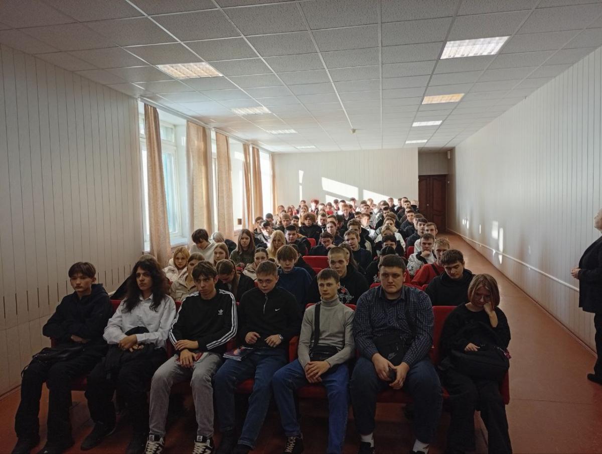 В Марксовском сельскохозяйственном техникуме прошёл Единый день профилактики правонарушений Фото 3