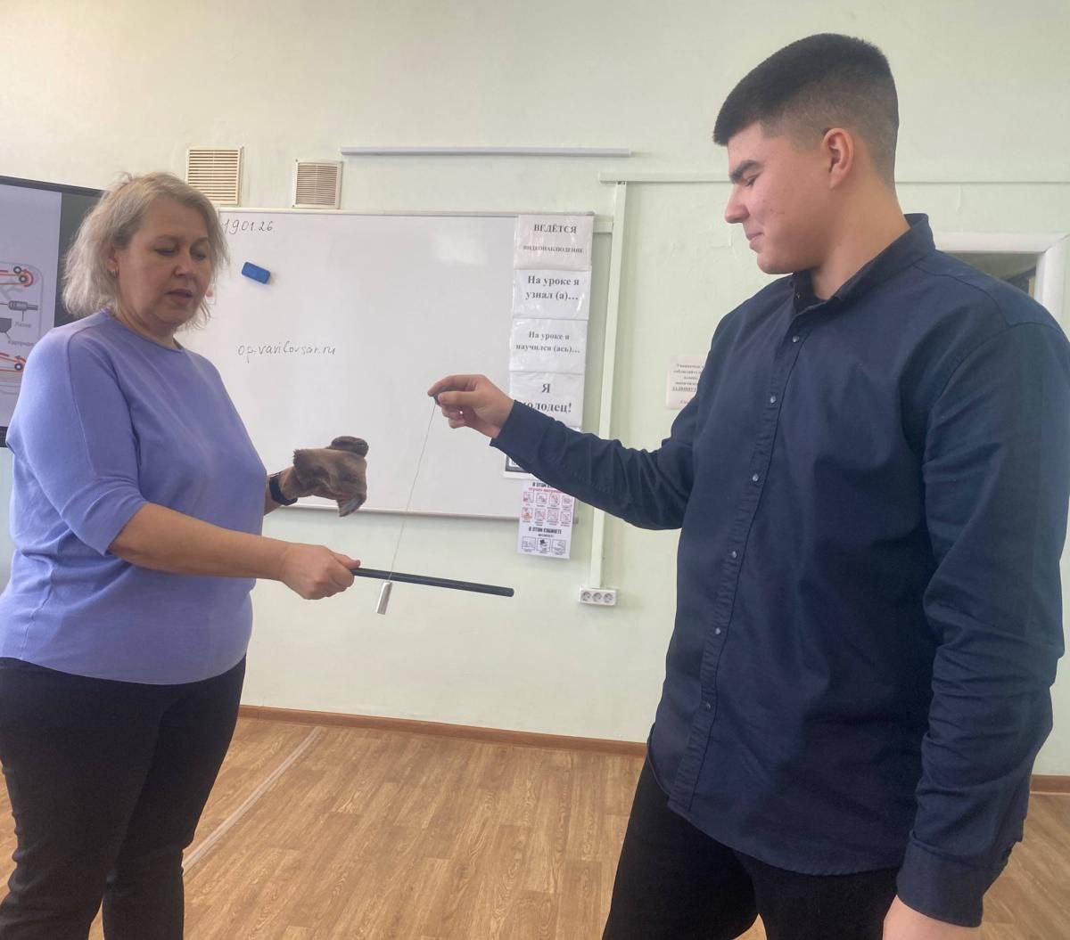 Мастер-класс "Удивительная физика" с учащимися МОУ СОШ 52 г. Саратова Фото 2