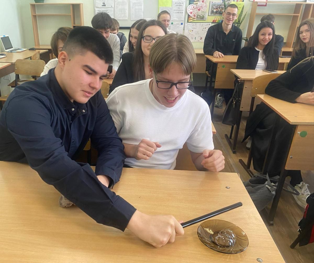 Мастер-класс "Удивительная физика" с учащимися МОУ СОШ 52 г. Саратова Фото 3