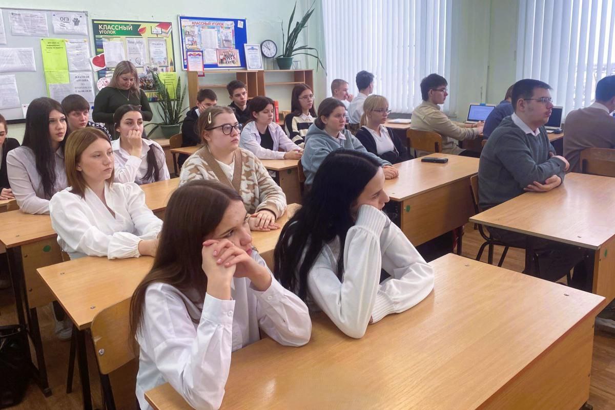 Мастер-класс "Удивительная физика" с учащимися МОУ СОШ 52 г. Саратова Фото 4