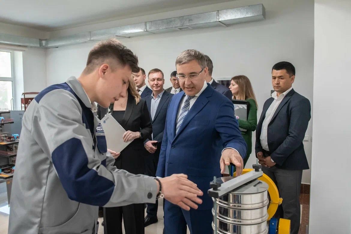 Дмитрий Чернышенко и Валерий Фальков поздравили аспирантов с праздником Фото 1