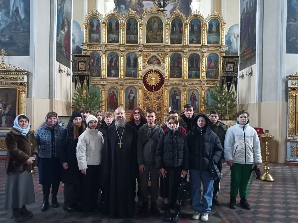 Студенты Пугачевского филиала в рамках праздничной недели Крещения Господня посетили Свято-Воскресенский соборный храм г. Пугачева Фото 1