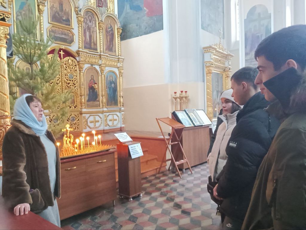 Студенты Пугачевского филиала в рамках праздничной недели Крещения Господня посетили Свято-Воскресенский соборный храм г. Пугачева Фото 2