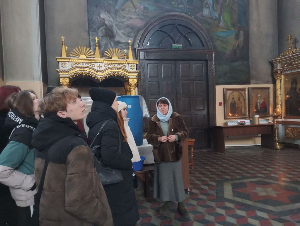 Студенты Пугачевского филиала в рамках праздничной недели Крещения Господня посетили Свято-Воскресенский соборный храм г. Пугачева Фото 3