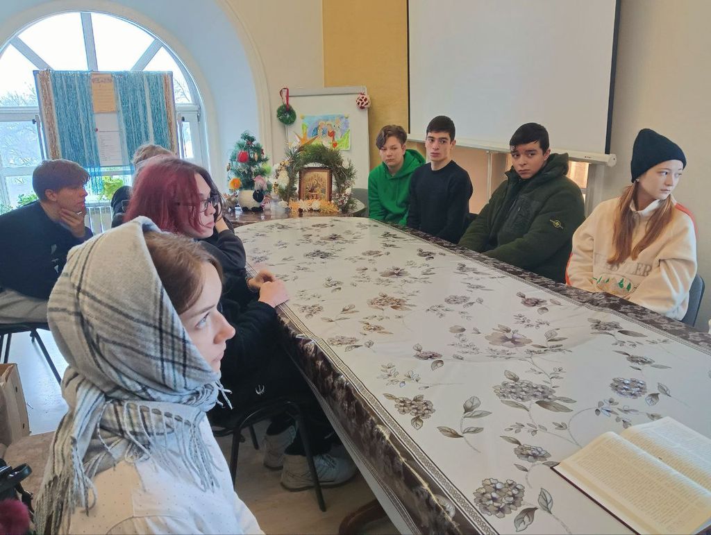 Студенты Пугачевского филиала в рамках праздничной недели Крещения Господня посетили Свято-Воскресенский соборный храм г. Пугачева Фото 4