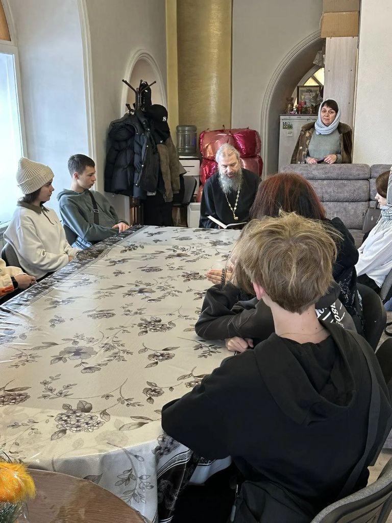 Студенты Пугачевского филиала в рамках праздничной недели Крещения Господня посетили Свято-Воскресенский соборный храм г. Пугачева Фото 6