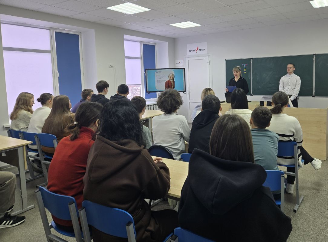 Шаг в студенчество: встреча с учащимися   филиала МОУ «СОШ № 3 г. Пугачева» - СОШ с. Давыдовка Фото 1