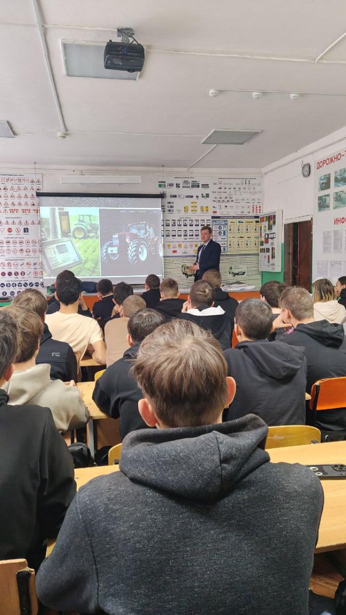 Инженеры будущего: Представители института инженерии и робототехники встретились с обучающимися Питерского агропромышленного лицея Фото 1