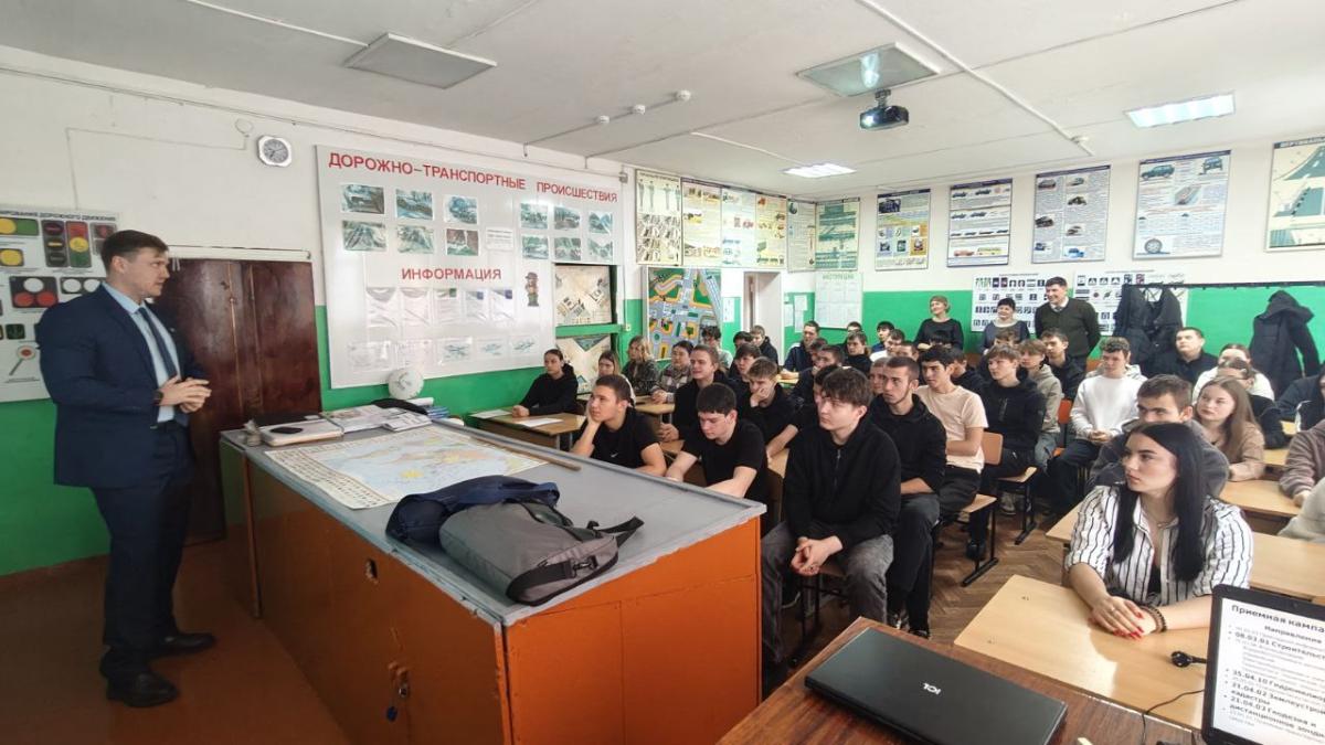 Инженеры будущего: Представители института инженерии и робототехники встретились с обучающимися Питерского агропромышленного лицея Фото 2