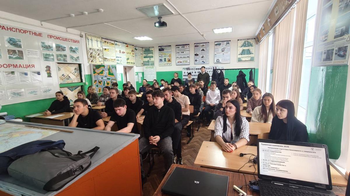 Инженеры будущего: Представители института инженерии и робототехники встретились с обучающимися Питерского агропромышленного лицея Фото 3