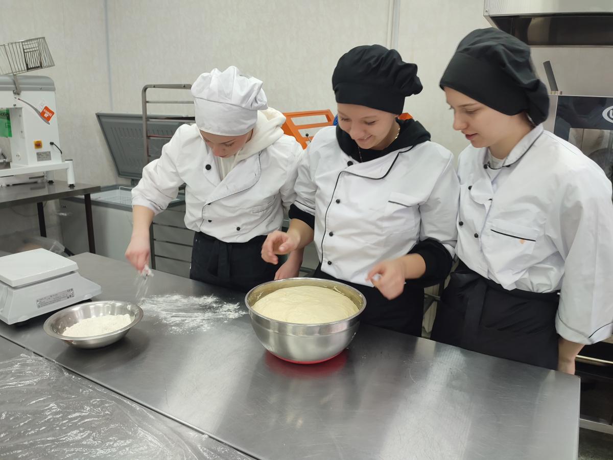 Студенты-технологи ФТК осваивают технологический цикл приготовления хлебобулочных изделий Фото 2 Студенты-технологи ФТК осваивают технологический цикл приготовления хлебобулочных изделий Фото 2