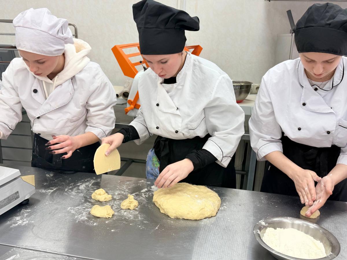 Студенты-технологи ФТК осваивают технологический цикл приготовления хлебобулочных изделий Фото 6 Студенты-технологи ФТК осваивают технологический цикл приготовления хлебобулочных изделий Фото 6