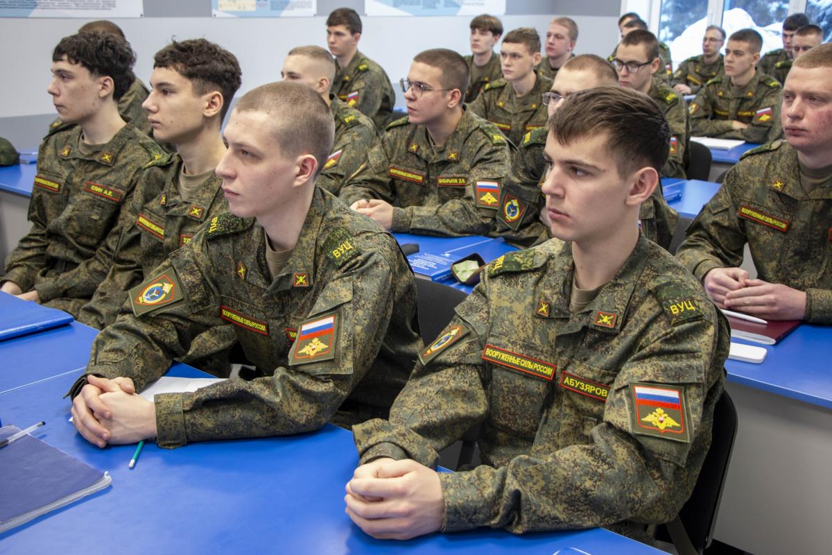 Состоялось первое торжественное награждение студентов военного учебного центра Фото 2
