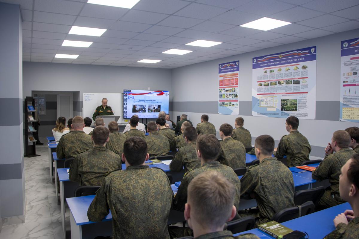 Состоялось первое торжественное награждение студентов военного учебного центра Фото 3