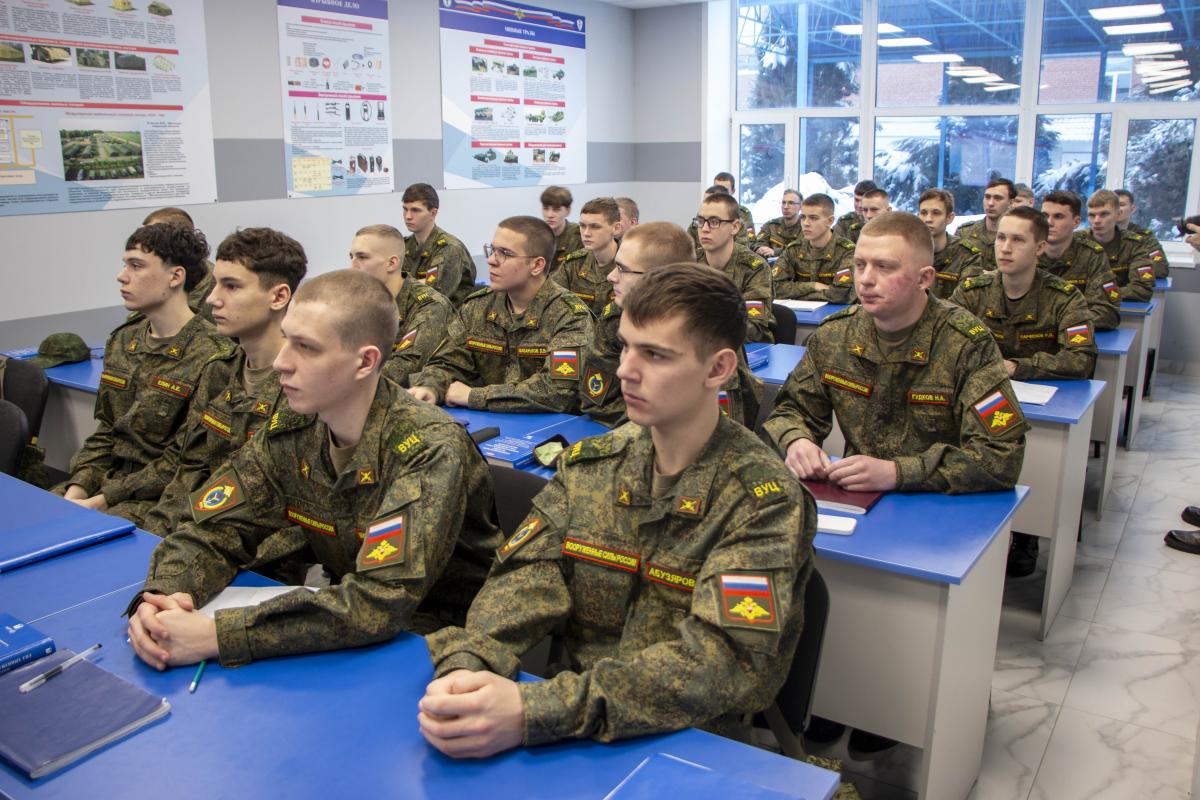 Состоялось первое торжественное награждение студентов военного учебного центра Фото 9