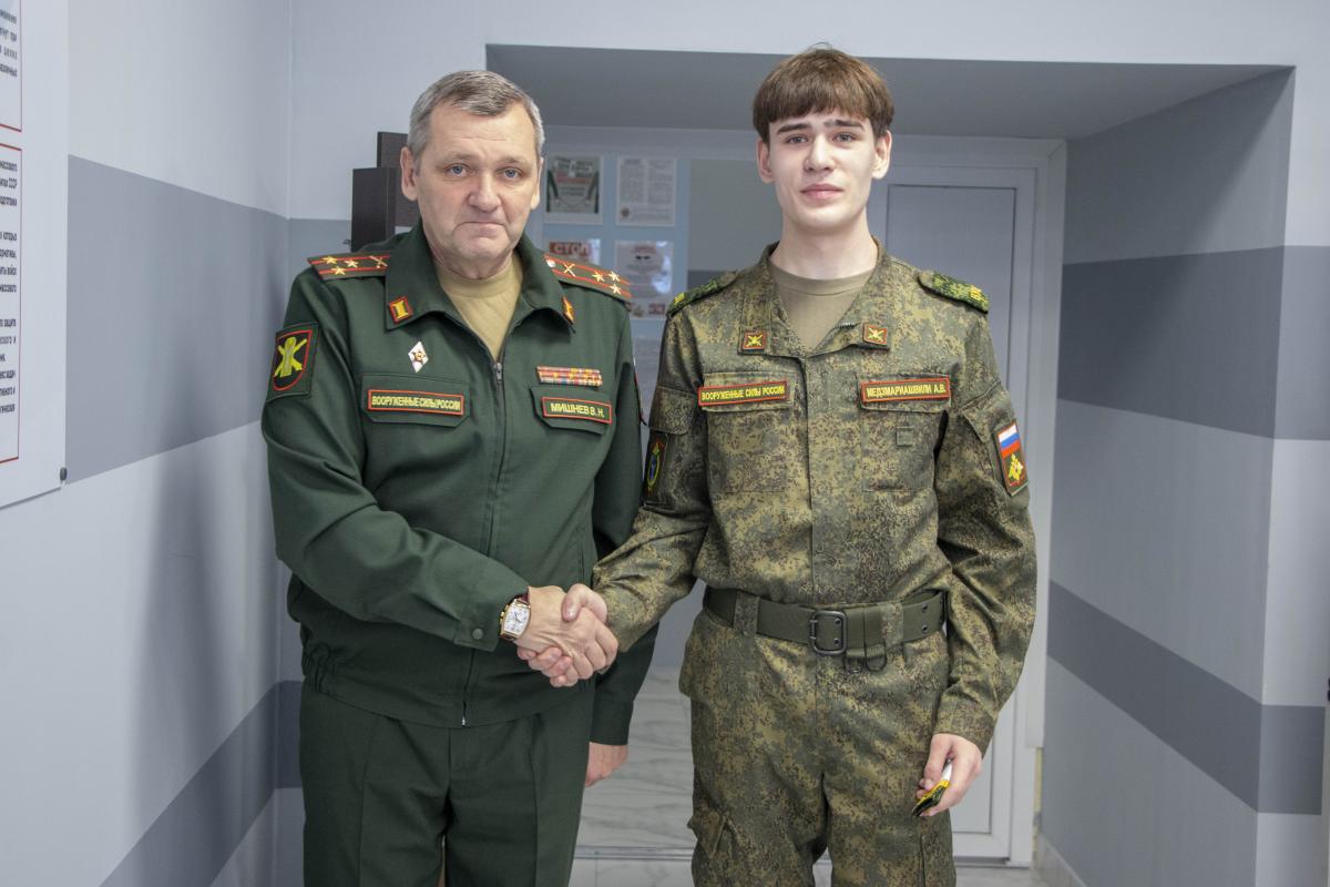 Состоялось первое торжественное награждение студентов военного учебного центра Фото 11