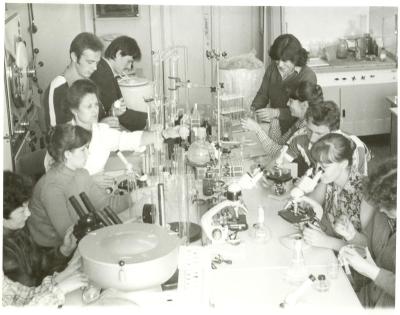 доцент кафедры фитопатология И.С. Пахомова проводит занятия со студентами