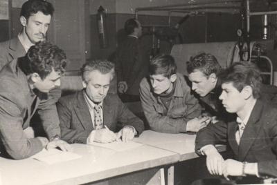 доцент Кунц Д.А. кафедры ДМ консультирует студ 1975 г СИМСХ