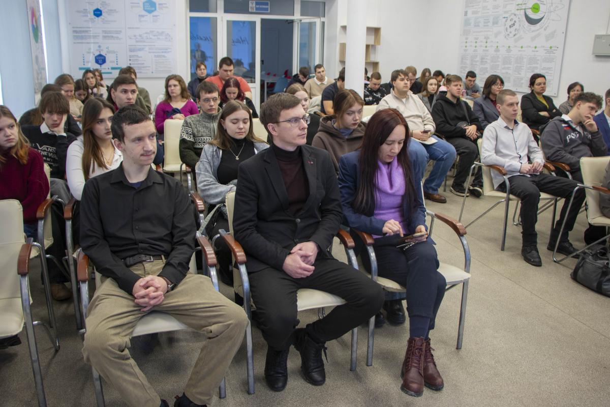 «Наука без галстуков»: В Вавиловском университете обсудили перспективы исследований молодых ученых Фото 1