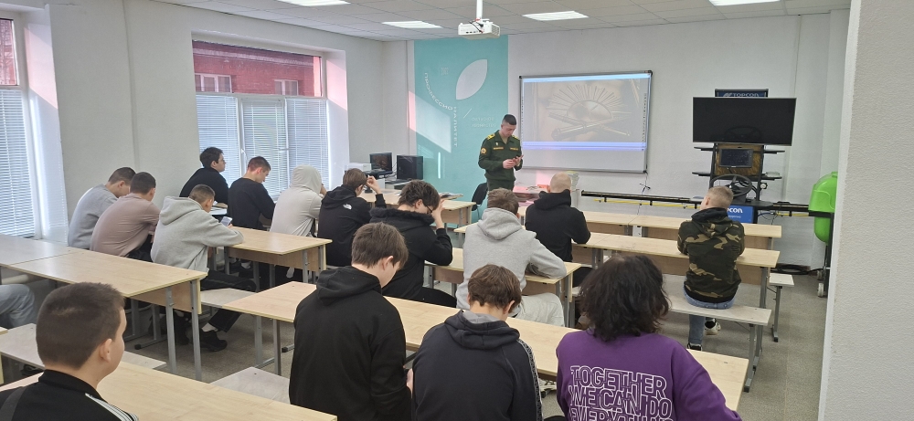 Встреча обучающихся с представителем Саратовского высшего артиллерийского командного училища Фото 1