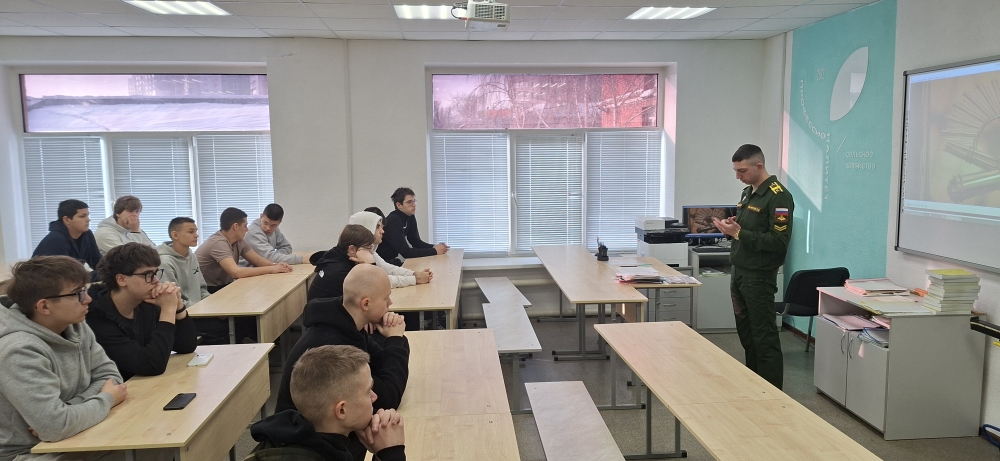 Встреча обучающихся с представителем Саратовского высшего артиллерийского командного училища Фото 2