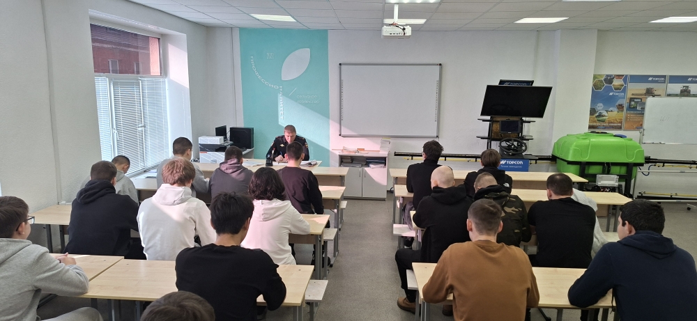 Встреча обучающихся с представителем правоохранительных органов Фото 1