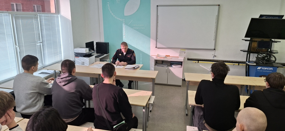 Встреча обучающихся с представителем правоохранительных органов Фото 3