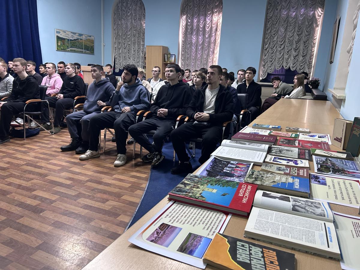 Студенты встретились с участником войны в Афганистане Иваном Елисеевым Фото 3