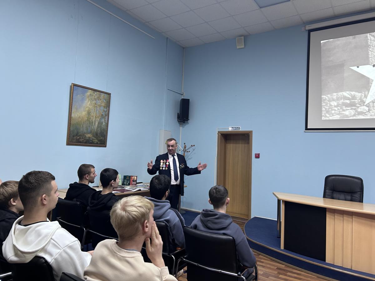 Студенты встретились с участником войны в Афганистане Иваном Елисеевым Фото 8