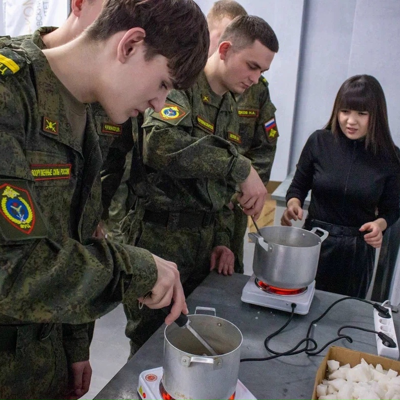 Прошла патриотическая акция по изготовлению окопных свечей и маскировочных сетей Фото 2