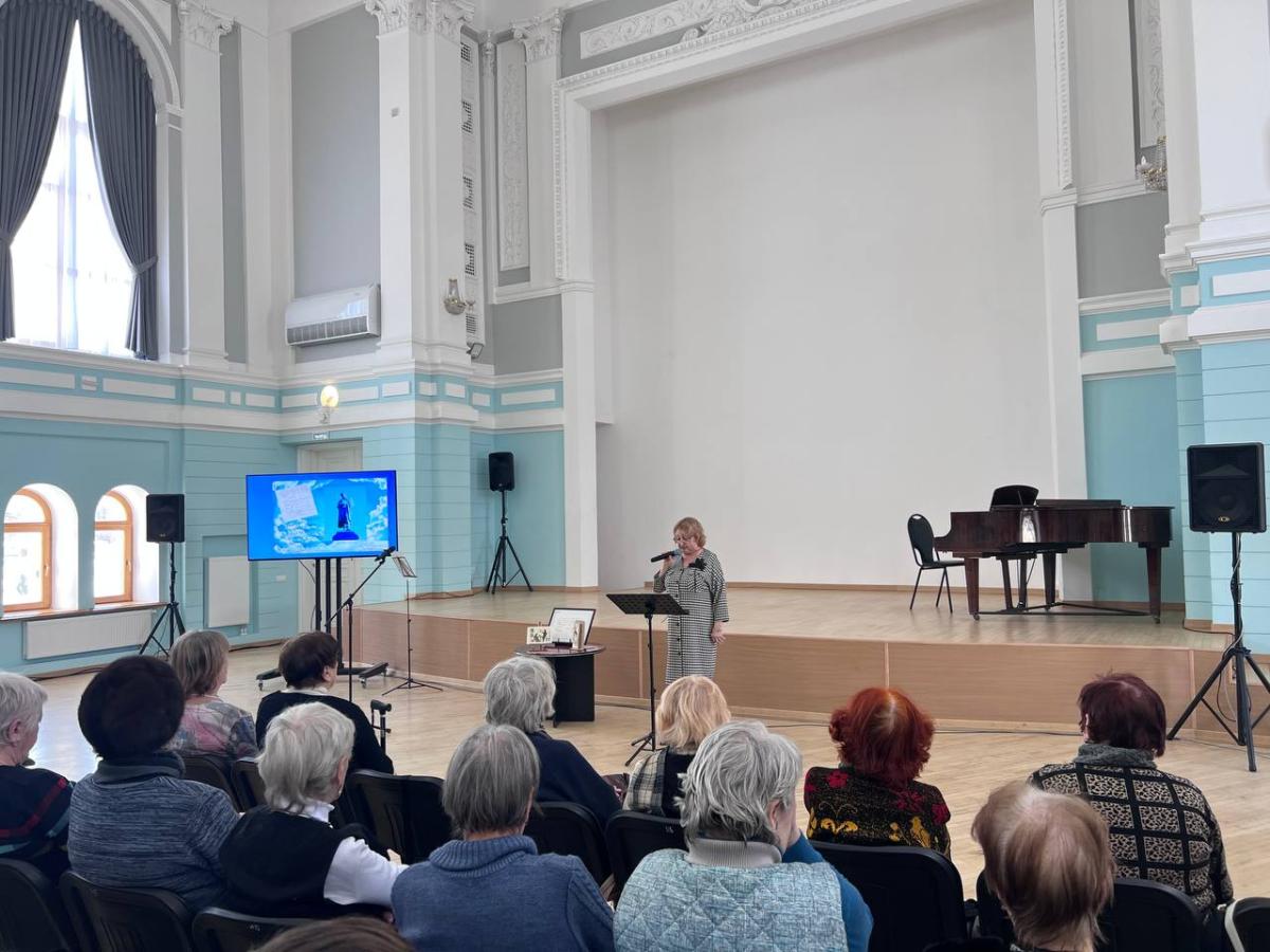 Студенты посетили книжную выставку в областной библиотеке Фото 1