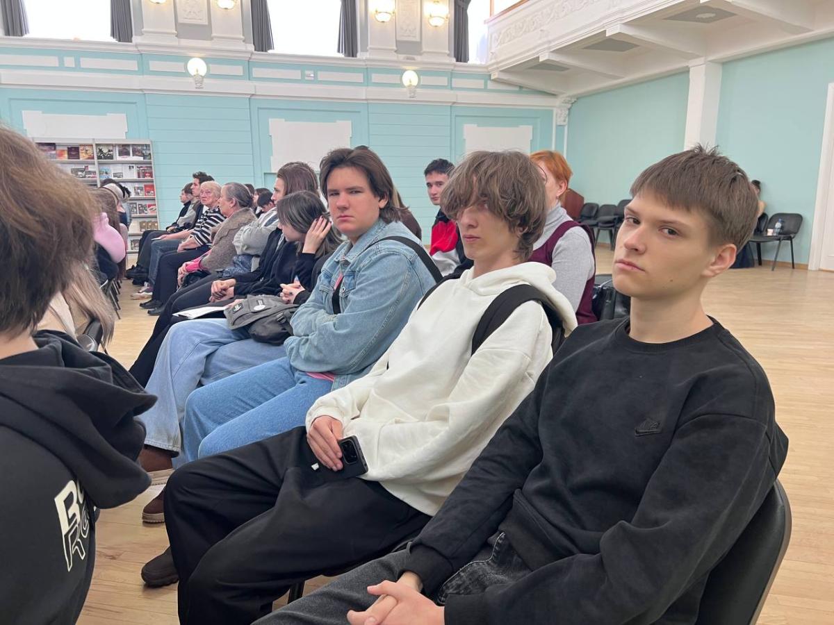 Студенты посетили книжную выставку в областной библиотеке Фото 2