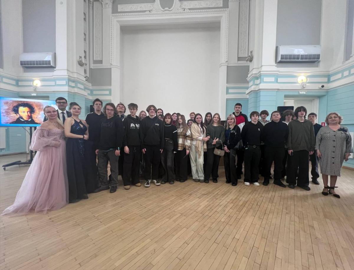 Студенты посетили книжную выставку в областной библиотеке Фото 3